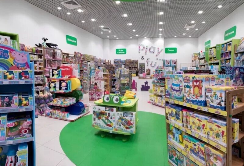 торговый остров с игрушками. детский магазин игрушек. отдел детской одежды. магазин игрушек для детей. тц детские товары.