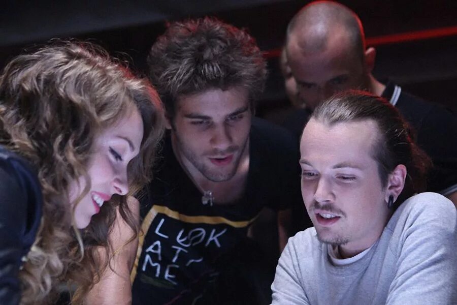 Выжить после 1 3. Мурены сериал выжить после. Выжить после сериал. Айсулу азимбаева патриот. Выжить после poster.