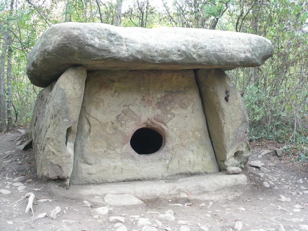 Каменное святилище кубановедение 5. Дольмен чб. Дольмены рисунок. Дольмены рисунок карандашом. Зарисовка дольмена.