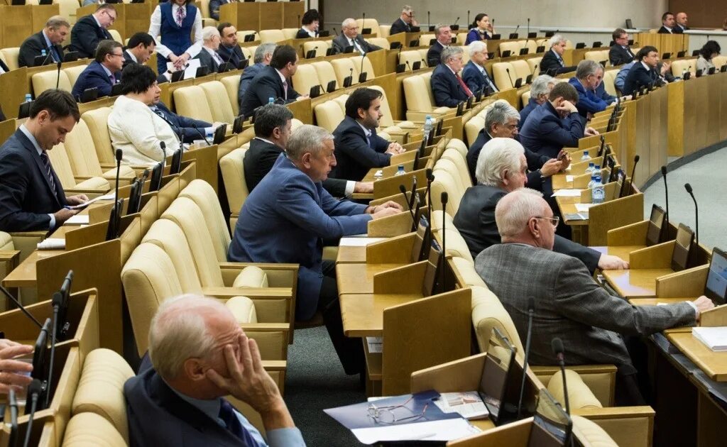 депутаты сидят. депутат набережные челны. заседание ростовской-на-дону городской думы. пять депутатов. ростовский городской совет народных депутатов.