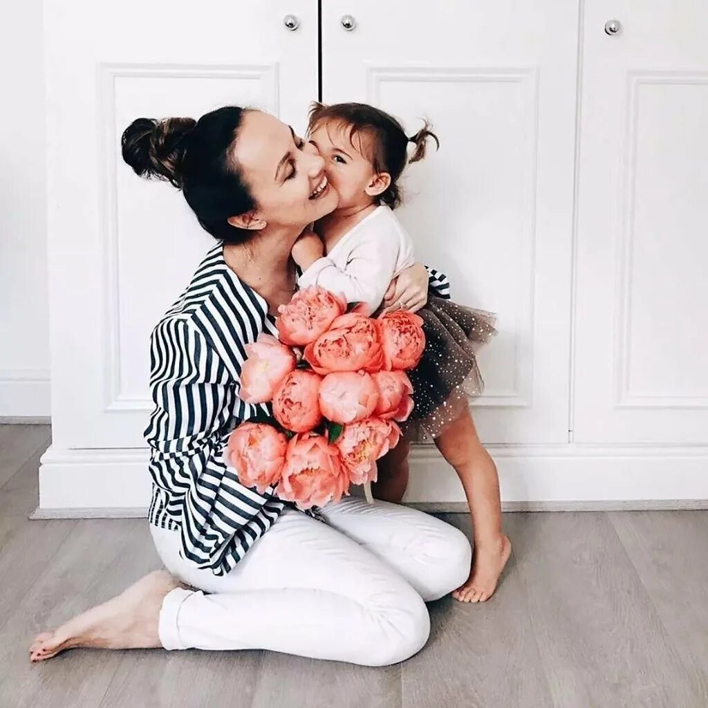 Mother and daughter family. Фотосессия мама и малыш. Фотосессия мама и дочка. Мама и ребенок Эстетика. Фотосессия мама с сыном и дочкой.