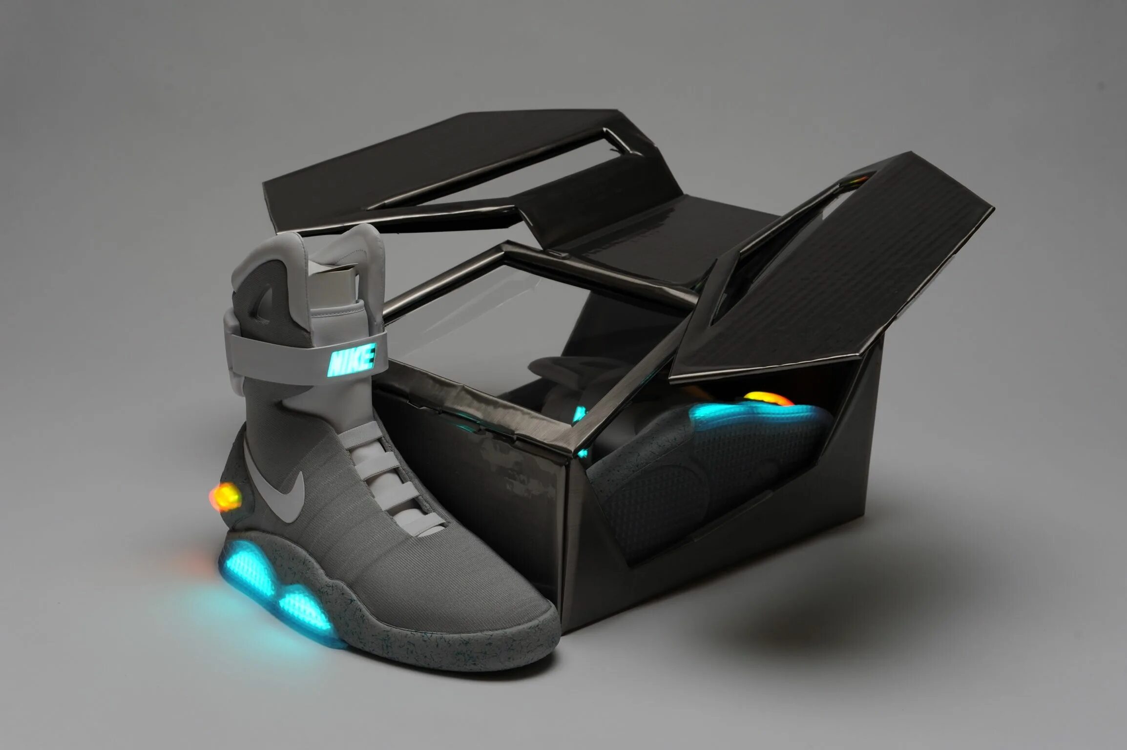 Купить будущие. Nike mag Box. Футуристические ботинки. Кроссовки будущего. Ботинки будущего.