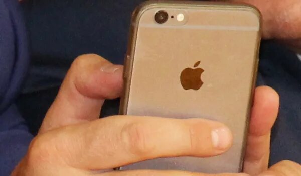 Потерявшийся iphone картинка. Где украсть айфон. Украли айфон. Украли айфон. Как украсть айфон.