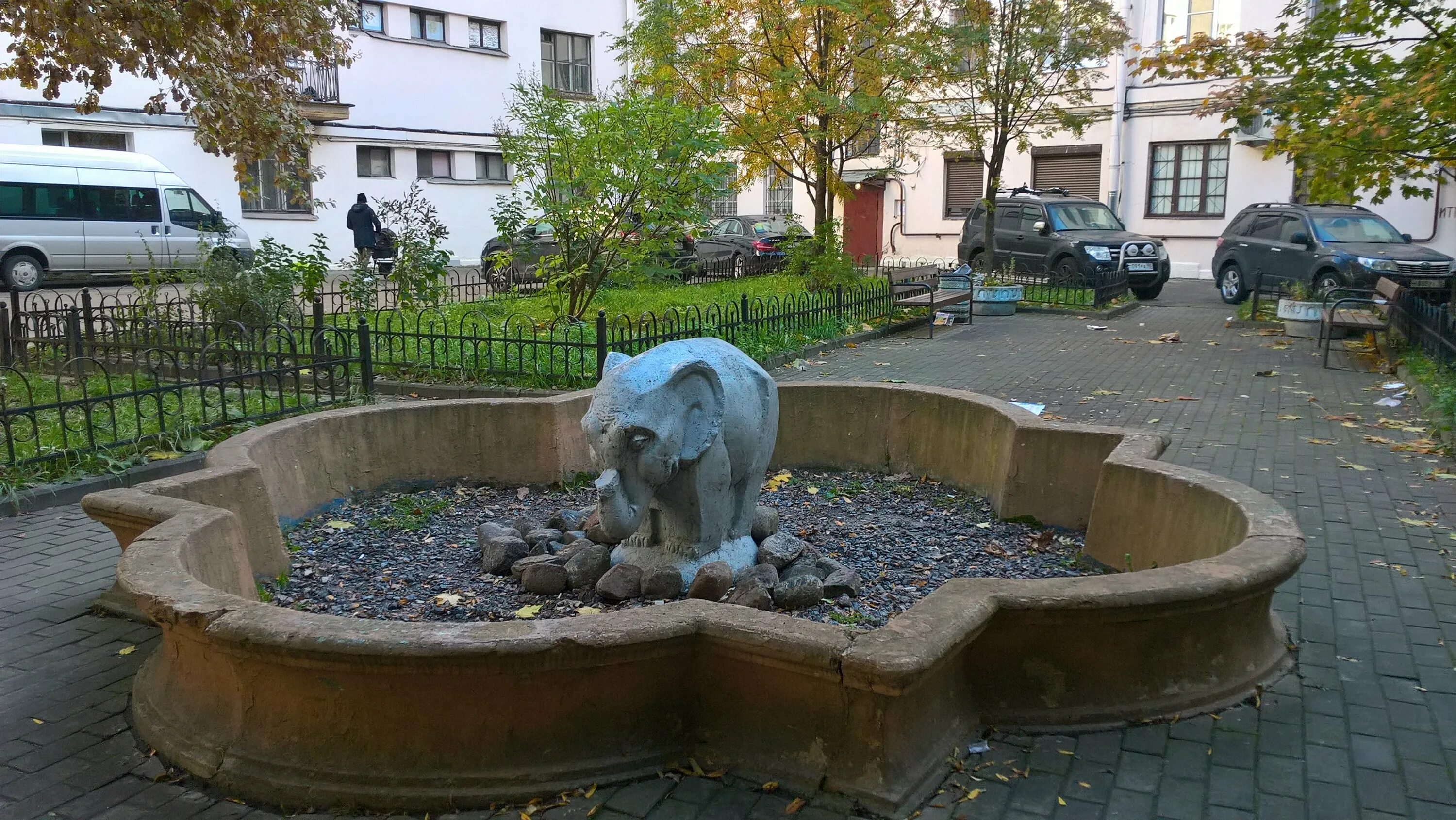 Фонтан на проспекте стачек. Фонтанчик во дворе под навесом угловой. Сад с фонтаном патио. Фонтан в ландшафте. Фонтан во дворе.