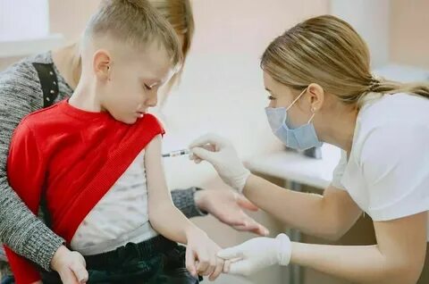 Доктор делает укол малышу