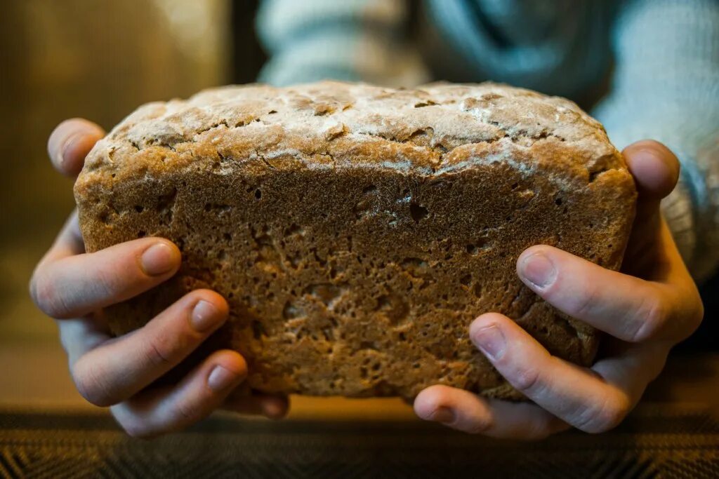 Зачерствевший хлеб. Хлеб отданный. Хлеб отданный. Отдает хлеб. Хлеб с зернами.