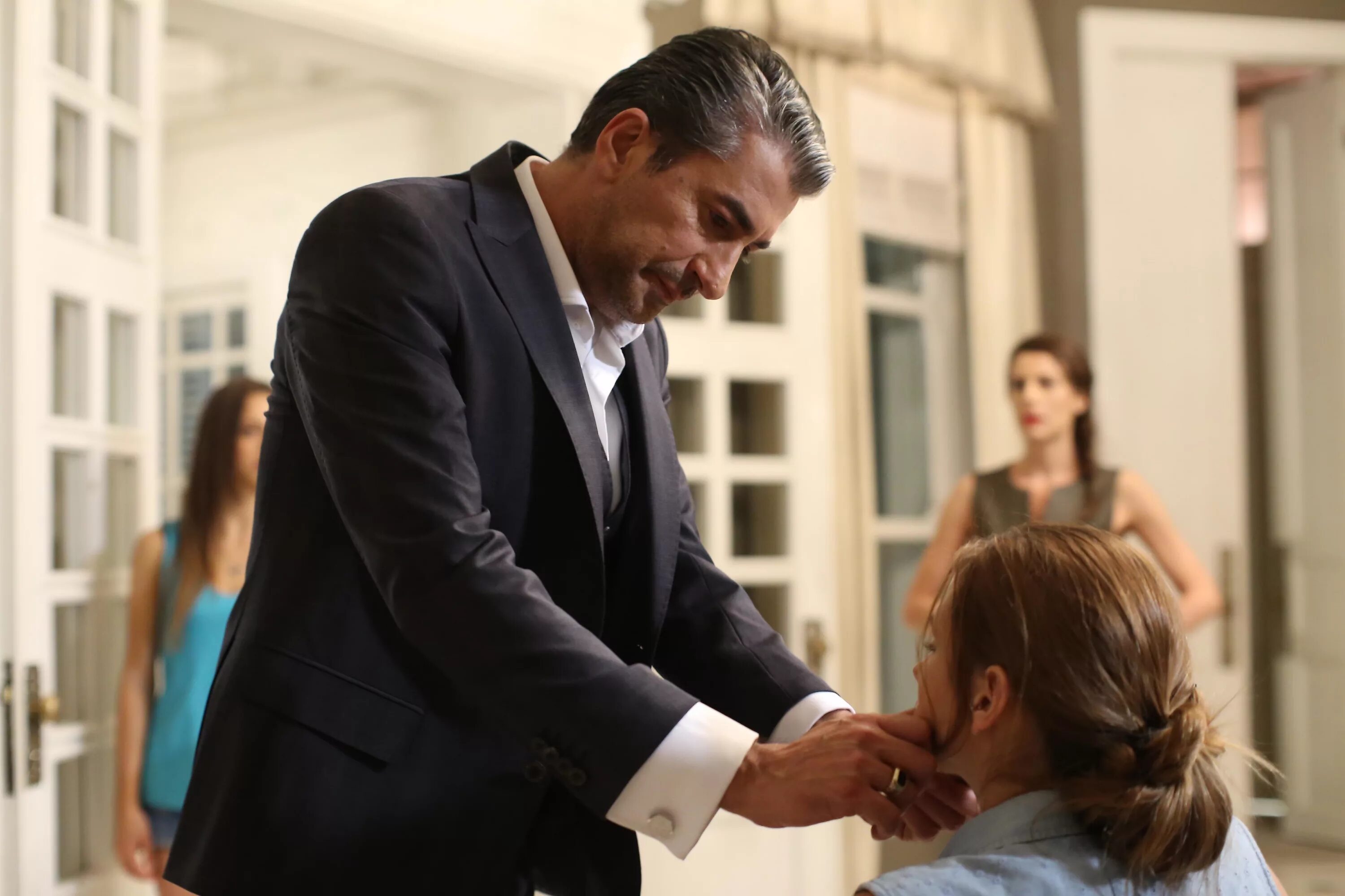 Вдребезги турецкий сериал джихан. Турецкий сериал вдребезги джихан и диляра. Турецкий фильм вдребезги айше. Его ошибка семья вдребезги дия семина. Джихан гюрпинар и гюльсерен.