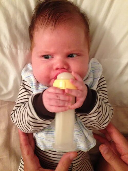 ребенок сам держит бутылку. ребенок держит бутылку. малыш держит бутылочку. малыш с соской. как держать ребенка с бутылочкой.