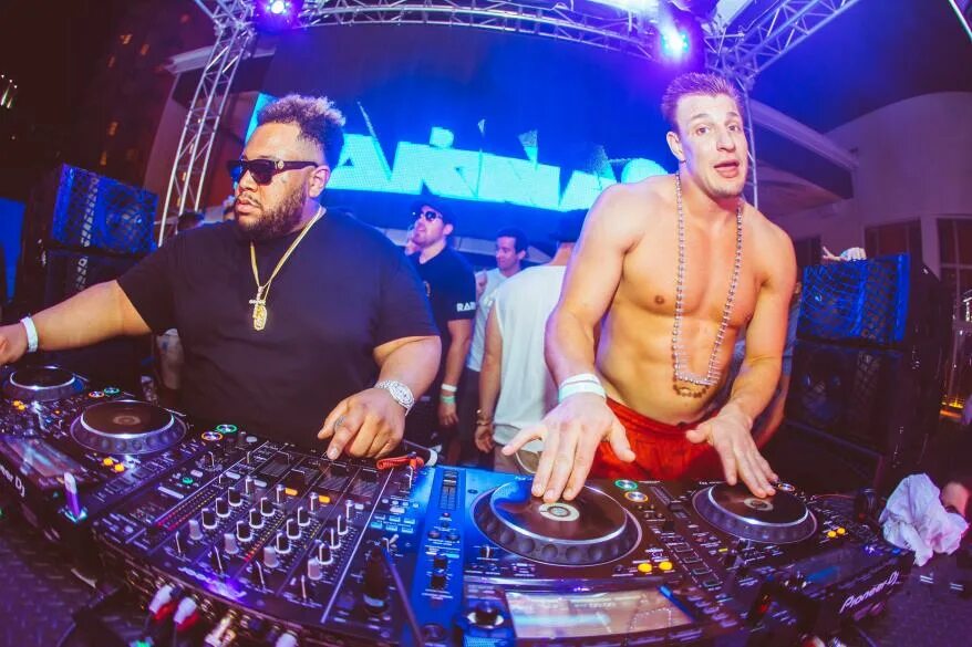 Dj miami. Мая ми музыка. Dj miami. Диджей санчес ростовский. Диджей санчес ростовский.