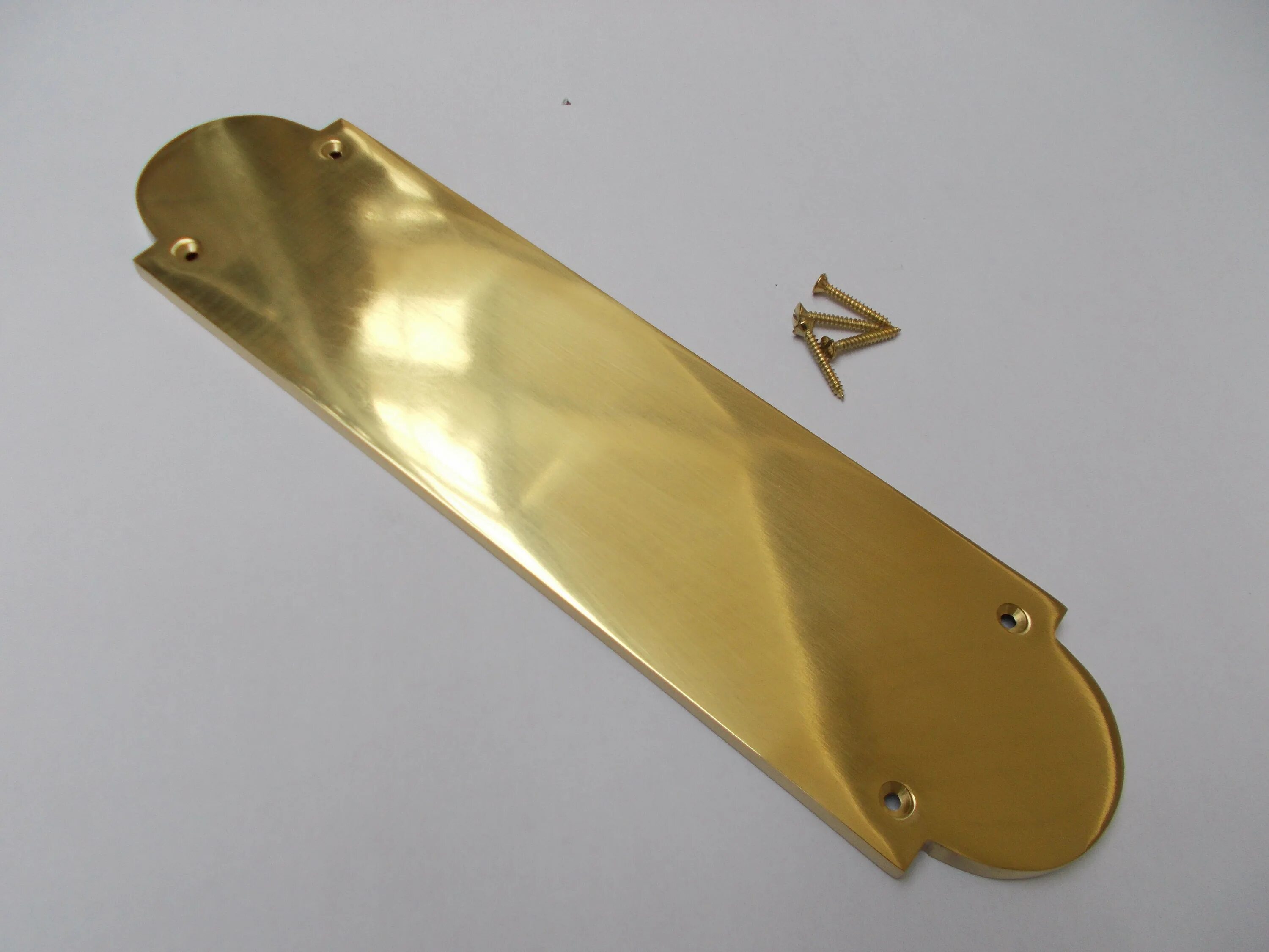 Тарелки золотого цвета. Finger plate. Finger plate. Отбойные пластины на двери из латуни. Вытирает тарелку.