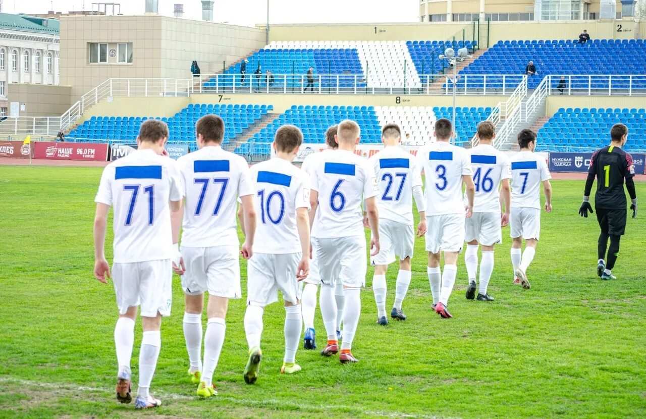 Футбольный клуб курск. ФК Авангард Курск. Футбольная база Авангард Курск. Авангард Молодежка Курск.