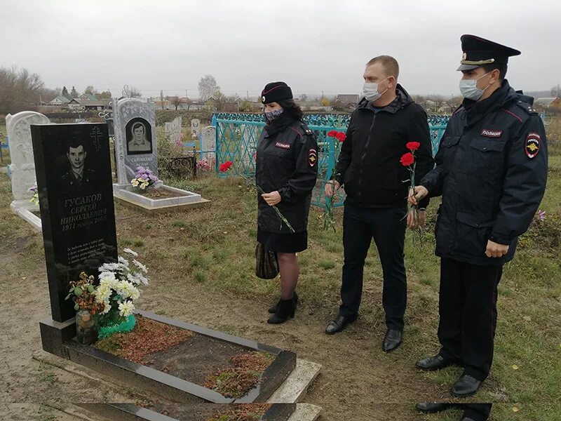 Погибшая женщина в белгороде сегодня. Памятник погибшего сотрудника милиции. Могилы погибших милиционеров.