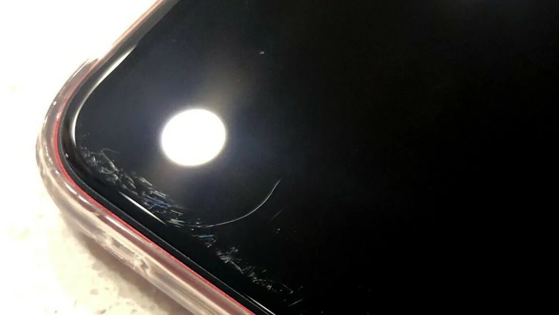 Пятно айфон 11. Iphone 11 царапина экрана. Скол на экране айфона. Что под экраном на айфон 11. Царапины на экране iphone.