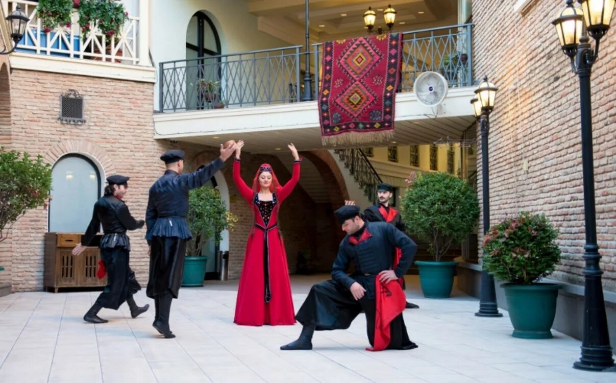 Груз грузию. Georgian House Тбилиси. Джорджиан Хаус ресторан Тбилиси. Georgian House ресторан в Тбилиси. Грузинский дом Грузия Тбилиси ресторан.