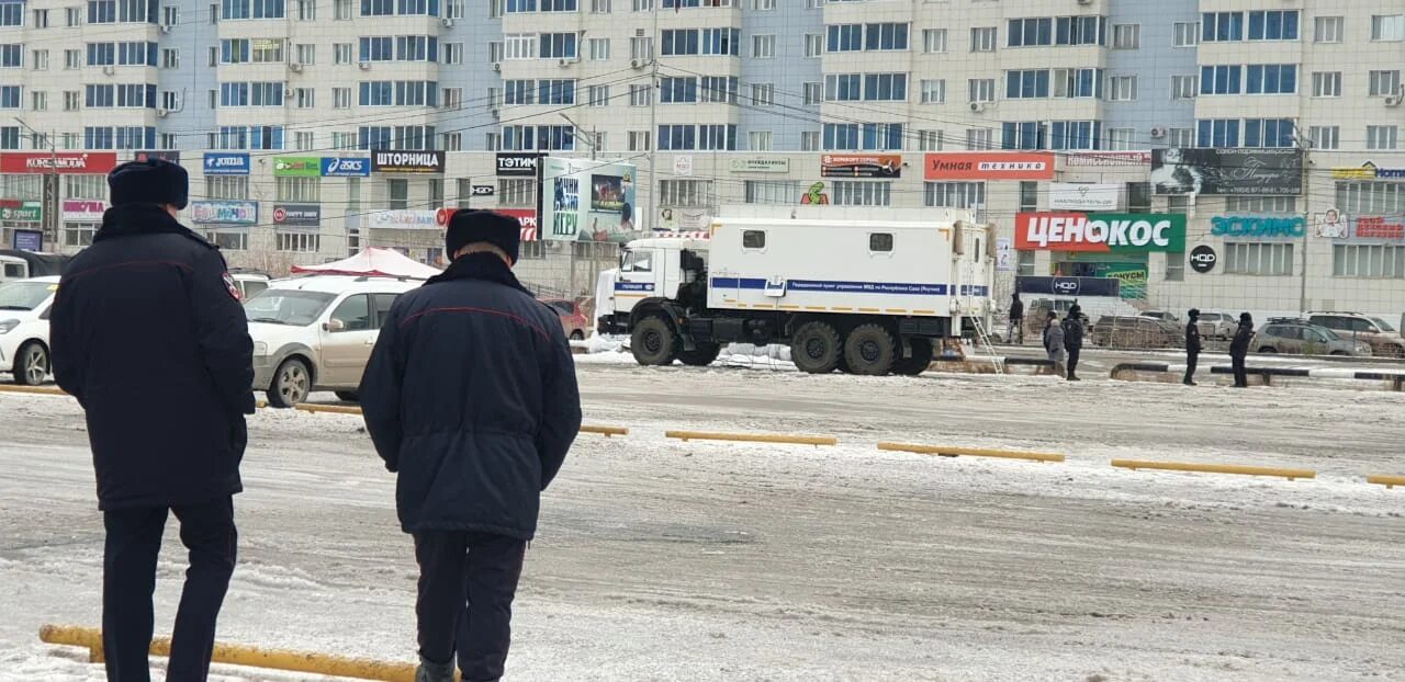 Якутские полицейские. Фото полицейского оцепление. Полицейские автозаки паромом. Якутск. Якутск закрыт