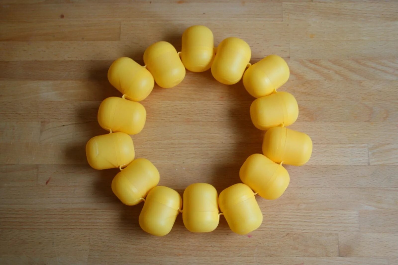 из капсул от киндер сюрприза. капсула от киндер сюрприза. поделки из киндер яиц. игрушки из пластмассовых капсул от киндер сюрприза. поделки из контейнеров от киндер сюрприза.