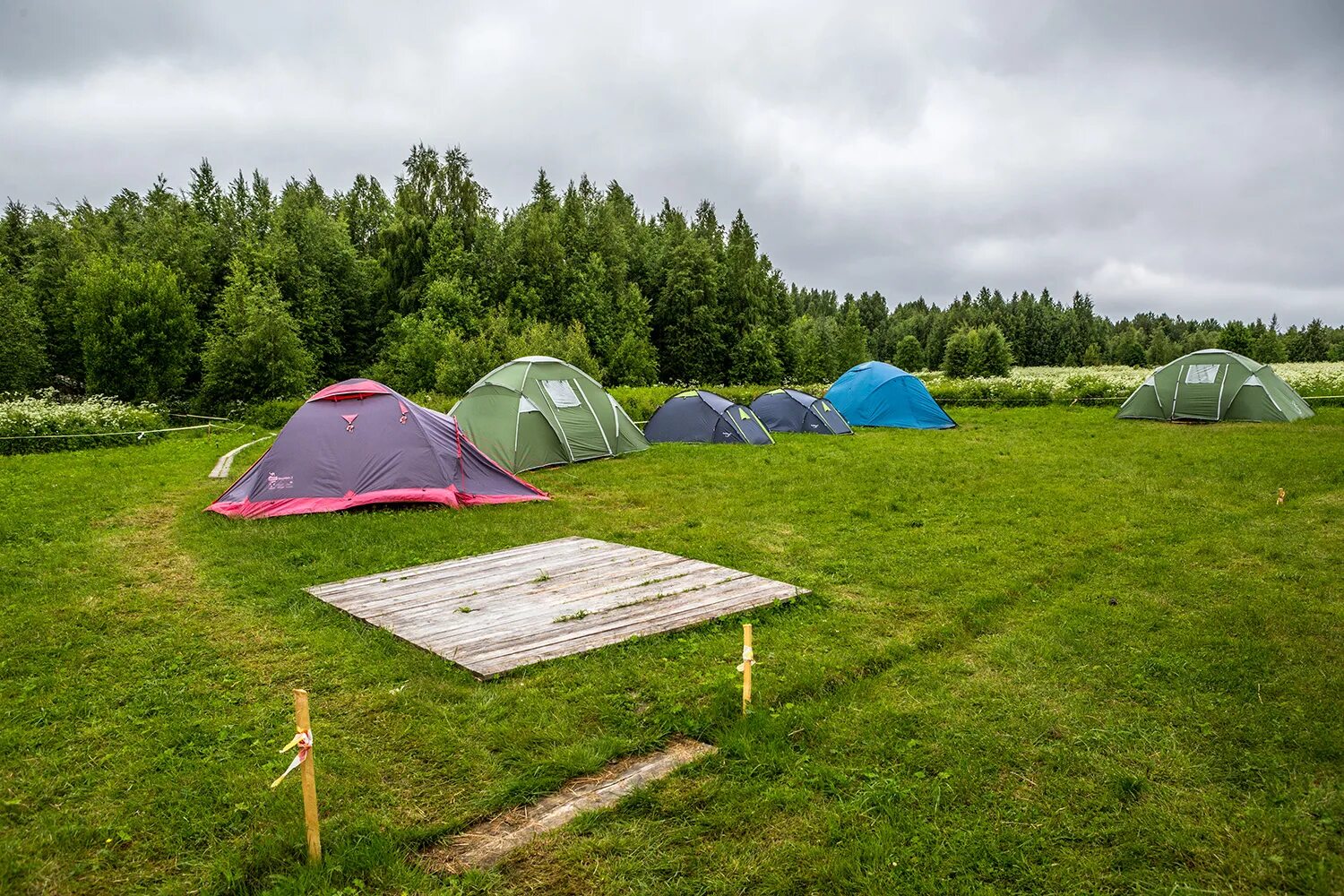 Включи camping. Белкино палаточный лагерь. Палаточный лагерь имени Олега Кошевого. Палаточный лагерь Камлак. Вятские Поляны палаточный лагерь.
