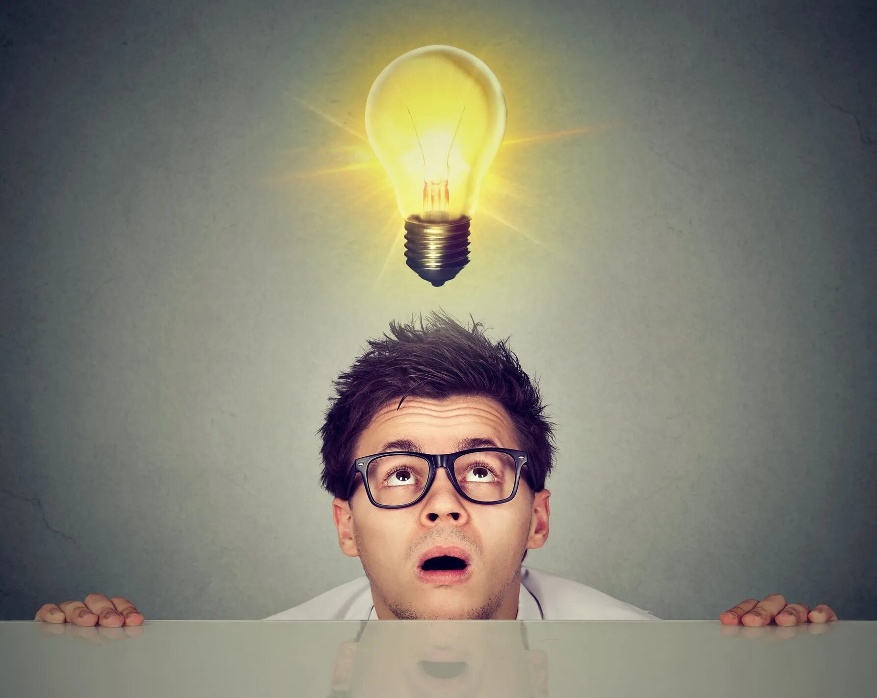 Человек с нимбом над головой. Мужчина с нимбом. Мужчина с нимбом на голове. Неоновый нимб. Над головой хрипло орали невидимые.