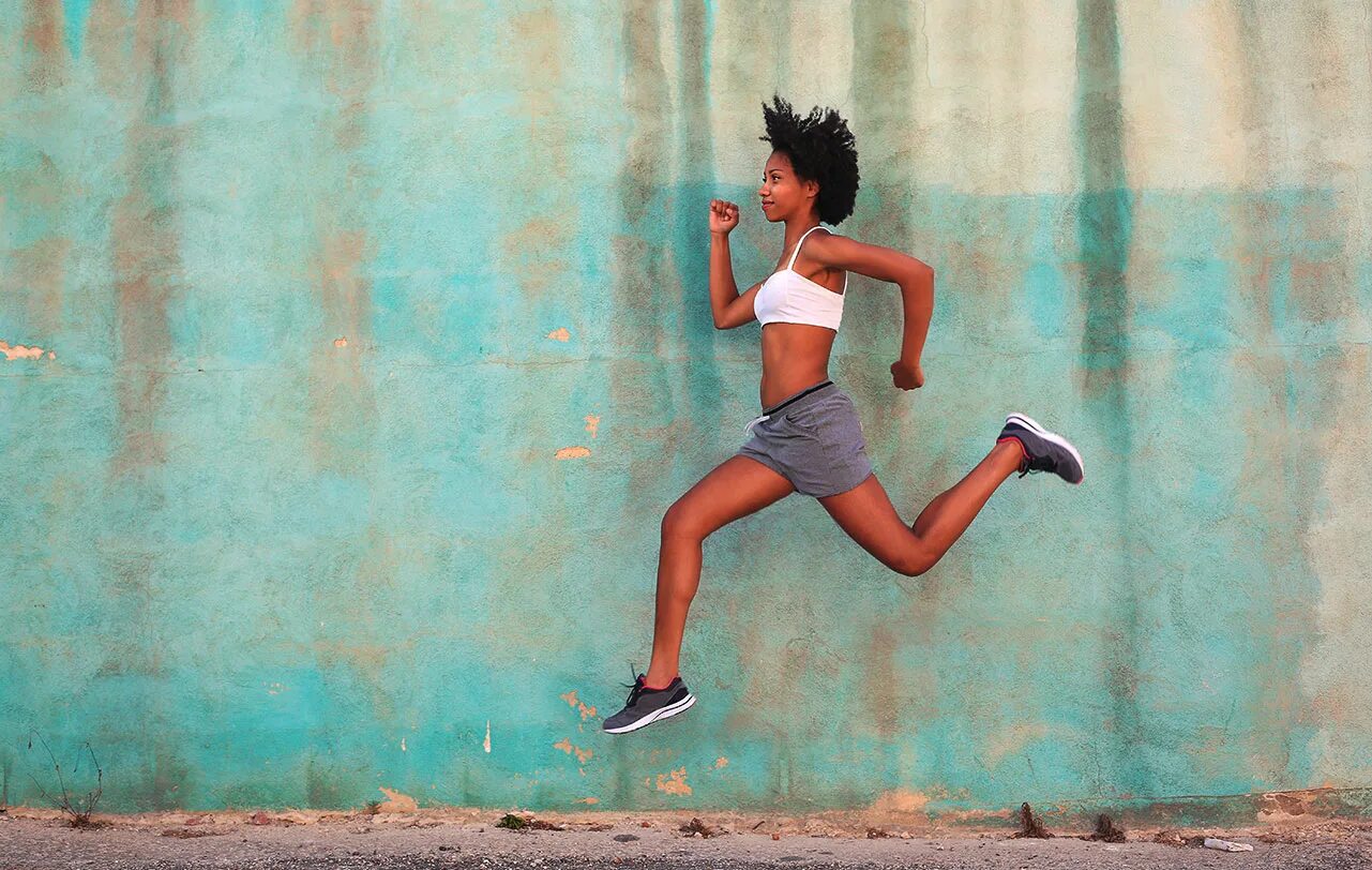 Walls run. Девушка бегущая по балкону. wall run. узбекская девушка бежит. run bird run стены.