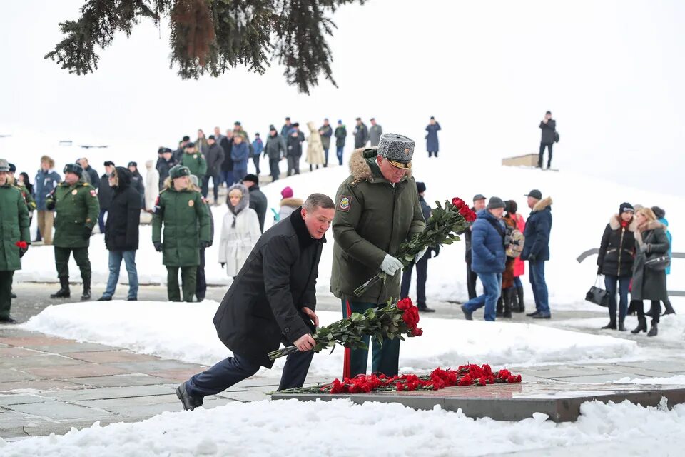 Сталинградская битва возложение цветов. Возложение цветов. Мамаев курган возложение. Вечный огонь на площади павших борцов. Возложение цветов сталинградская битва.