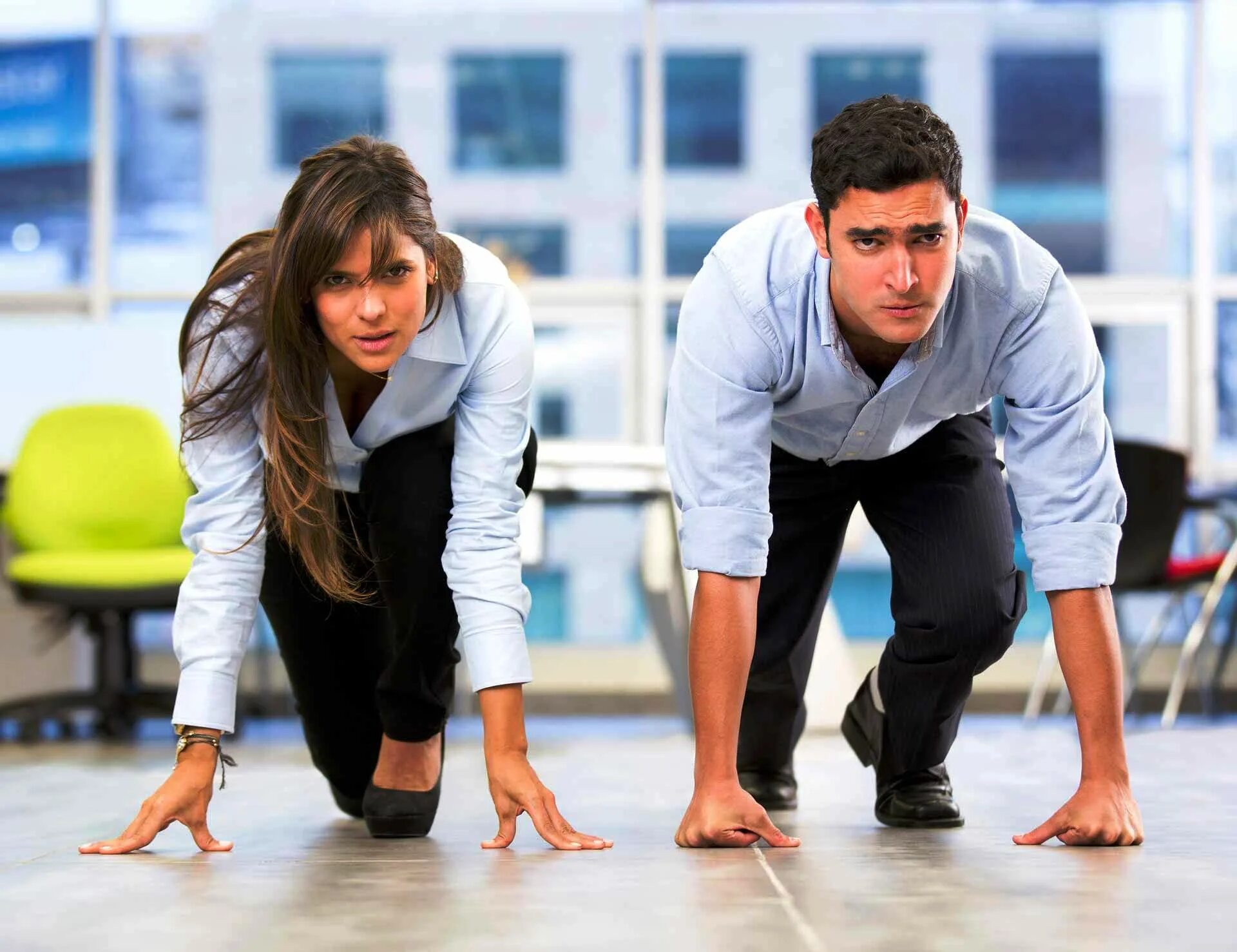 Мужчина на работе. Мужчина соревнуется с женщиной. Соперничество женщин. Работа вахтой. Нужен парень работа.