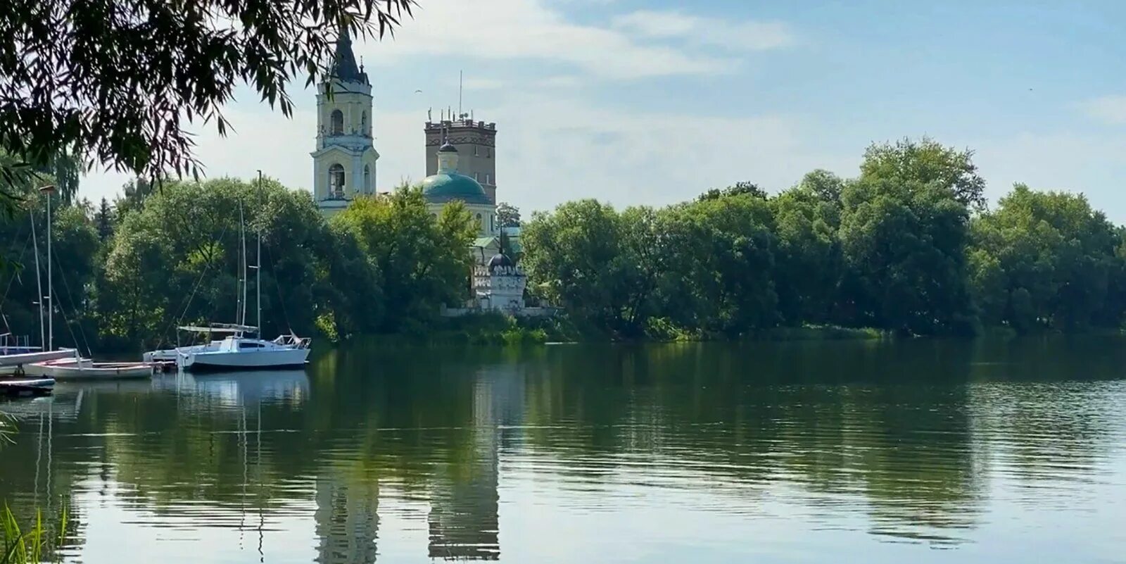 Белое озеро Косино. Косинский парк озеро белое. Чёрное озеро Москва Косино. Белое и черное озеро в Косино.