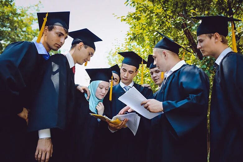 выпускники оксфорда в мантиях. бизнес школы мва. мантия выпускника мгу. выпускники вуза бакалавры. синие магистры 4.