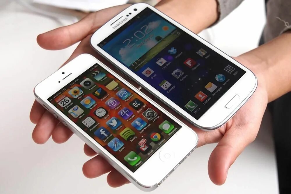 Почему сенсорные телефоны. Samsung Galaxy s3 iphone. Samsung Galaxy s vs iphone 3g s. Телефон сенсорный. Телефон современный сенсорный.