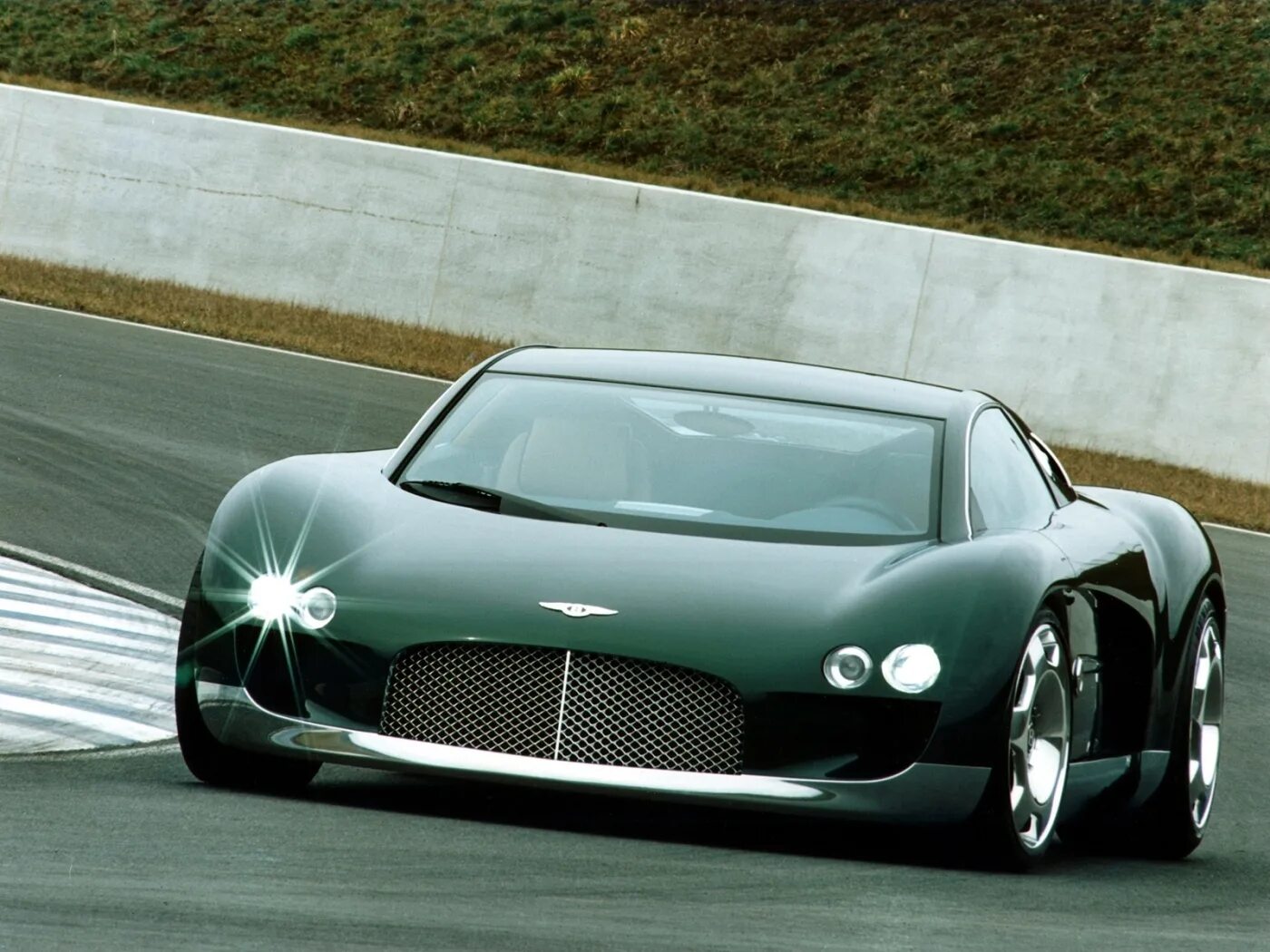 Какая машина жесткая. Бентли Hunaudieres. 1999 Bentley Hunaudieres. Bentley Hunaudieres Concept. Бугатти 777.