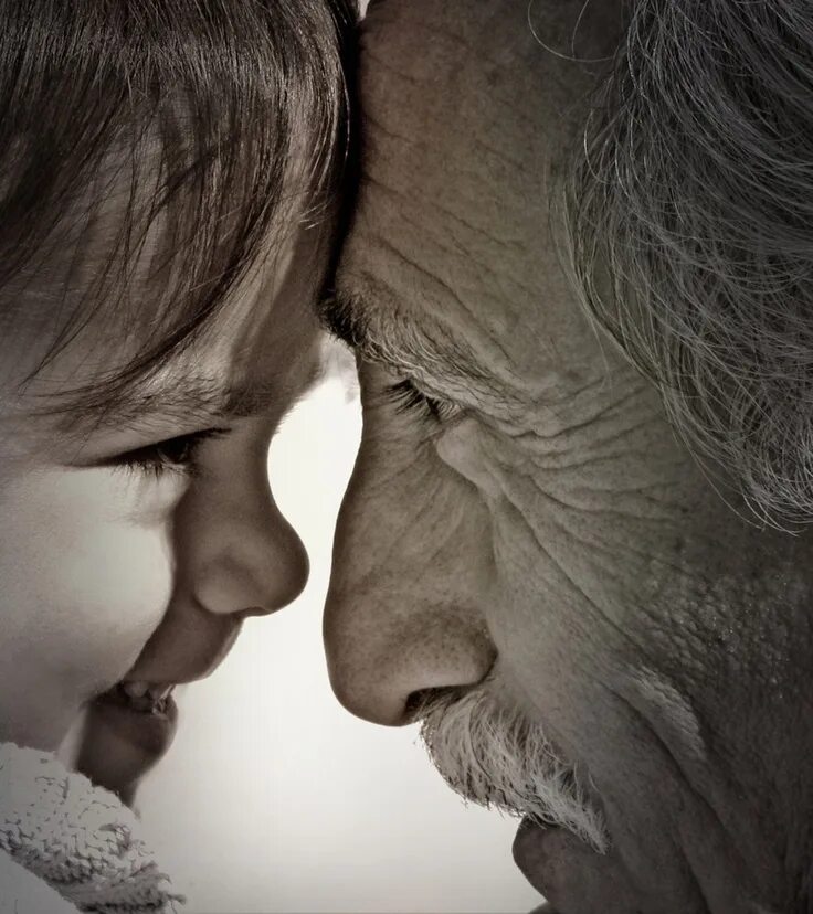 Дед хочет внука. Дедушка и внук. Дедушка и внучка. Дед обнимает внучку. Дедушка обнимает внука.