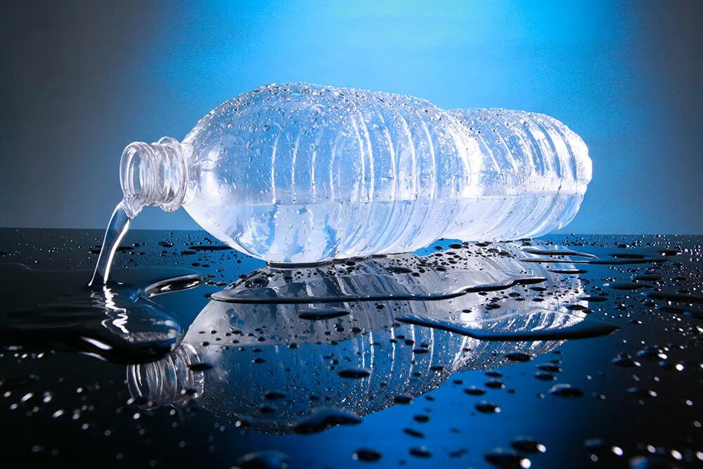 Разлитая вода. Бутылка для воды. Вода из бутылки. Разлитая бутылка воды.