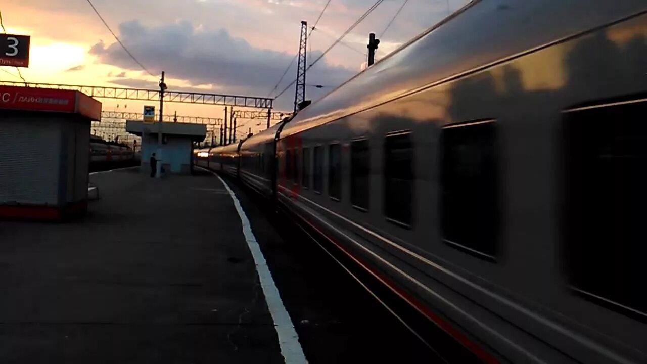 Есть ли поезд саратов. Москва Саратов вокзал. Поезд Саратов. Фирменный поезд Саратов Москва. Поезд Москва Саратов.