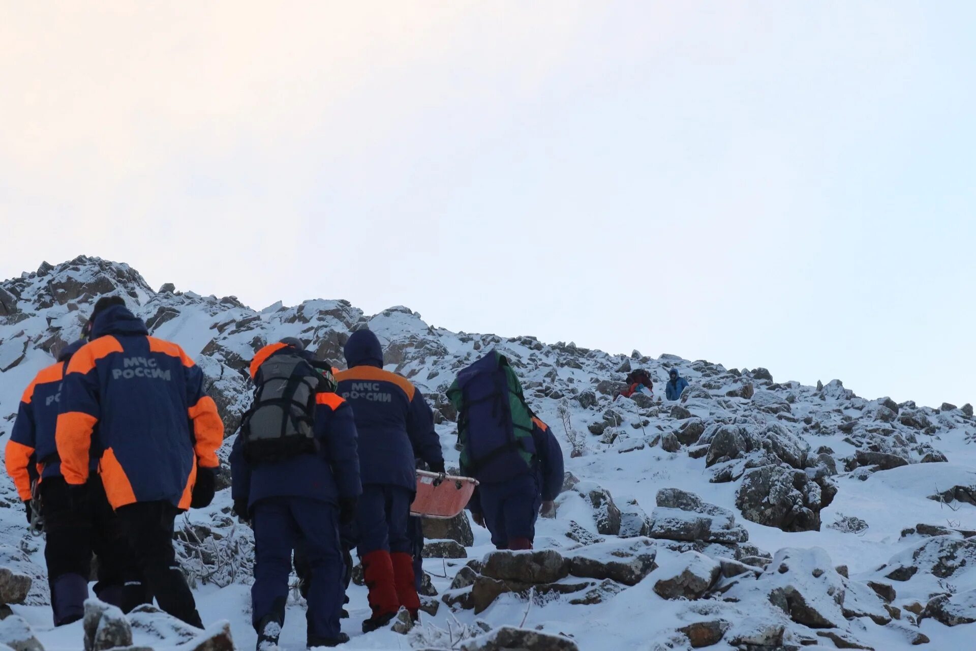Спасатель мчс на льду. Спасатели сосредоточены в районе. Спасатели сосредоточены в районе. Спасатели мчс узбекистан альпинисты горные. Вскс рсо-алания.