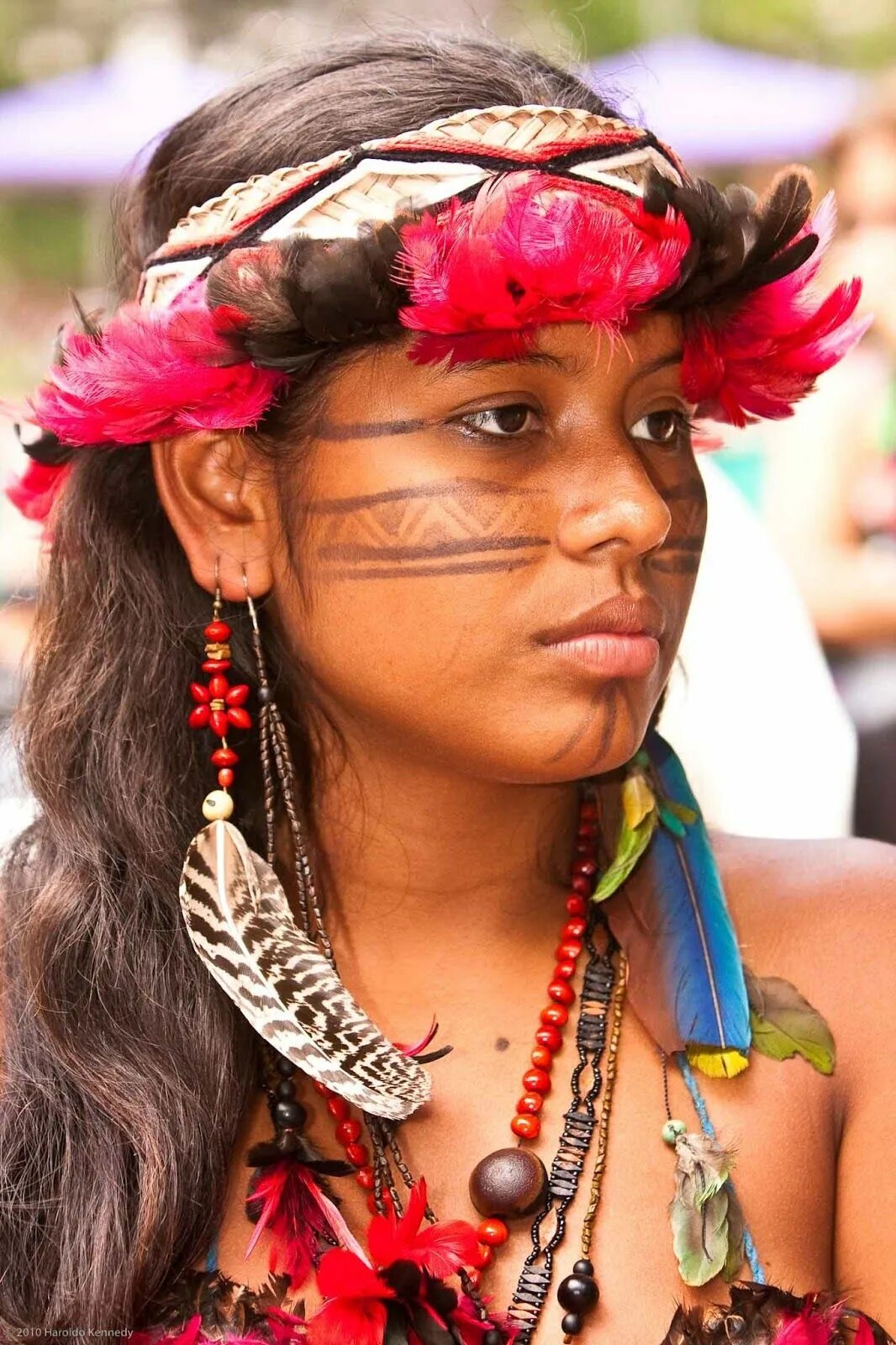 Индеец трайбл. Бразилия Амазонские индейцы женщины. Амазонка индейцы яномамо. Араваки индейцы.