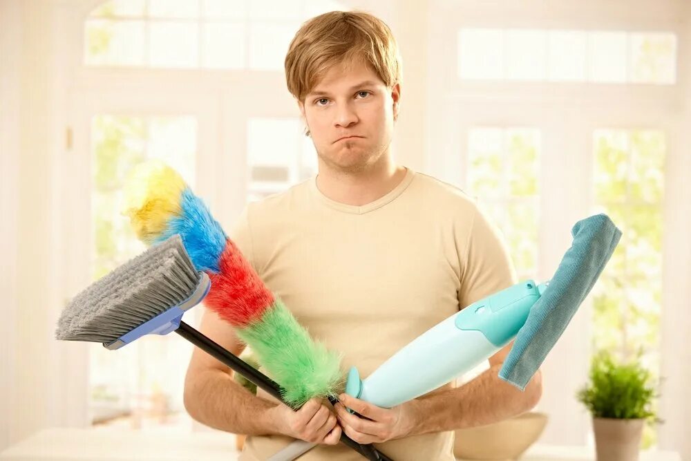 что делают мужики по дому. мужчина пылесосит. веселая уборка. что делают мужики по дому. удобная женщина.