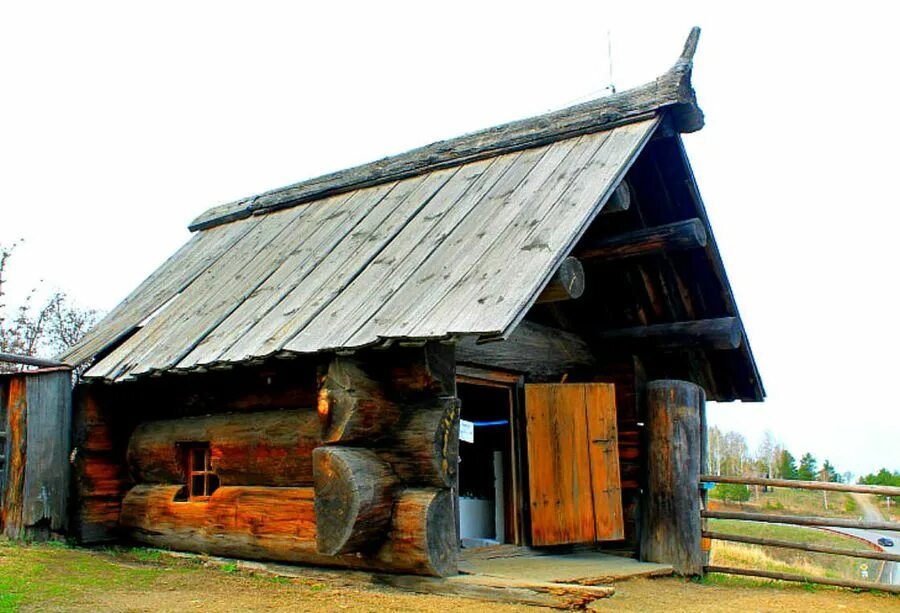 Крыши русских изб. Старый дом из бревна. Крыши старых деревянных домов. Старая деревянная крыша. Купить старую баню