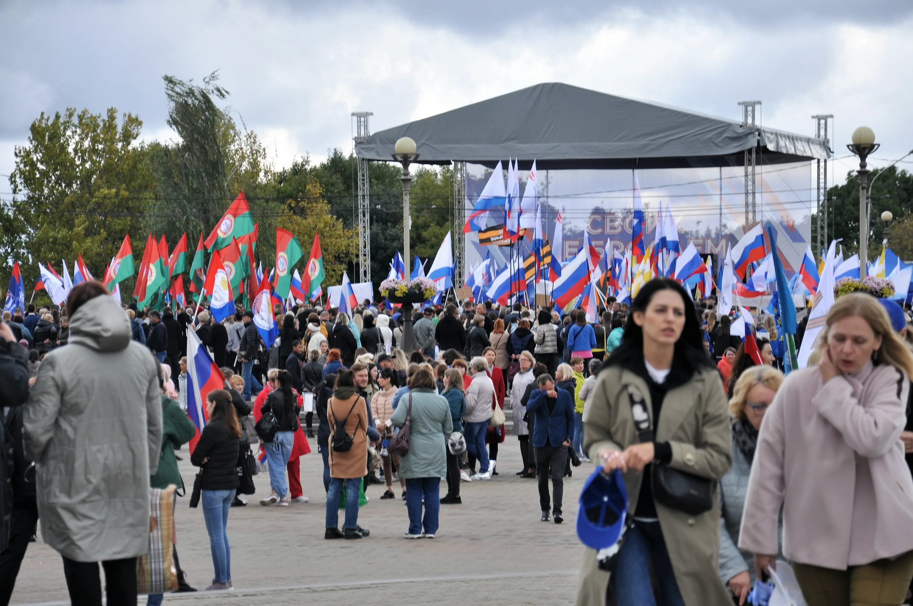 Митинг концерт 10 лет в родной гавани. Запорожье референдум. Митинг в Ставрополе. Запорожье митинг. Митинг в поддержку Донбасса.