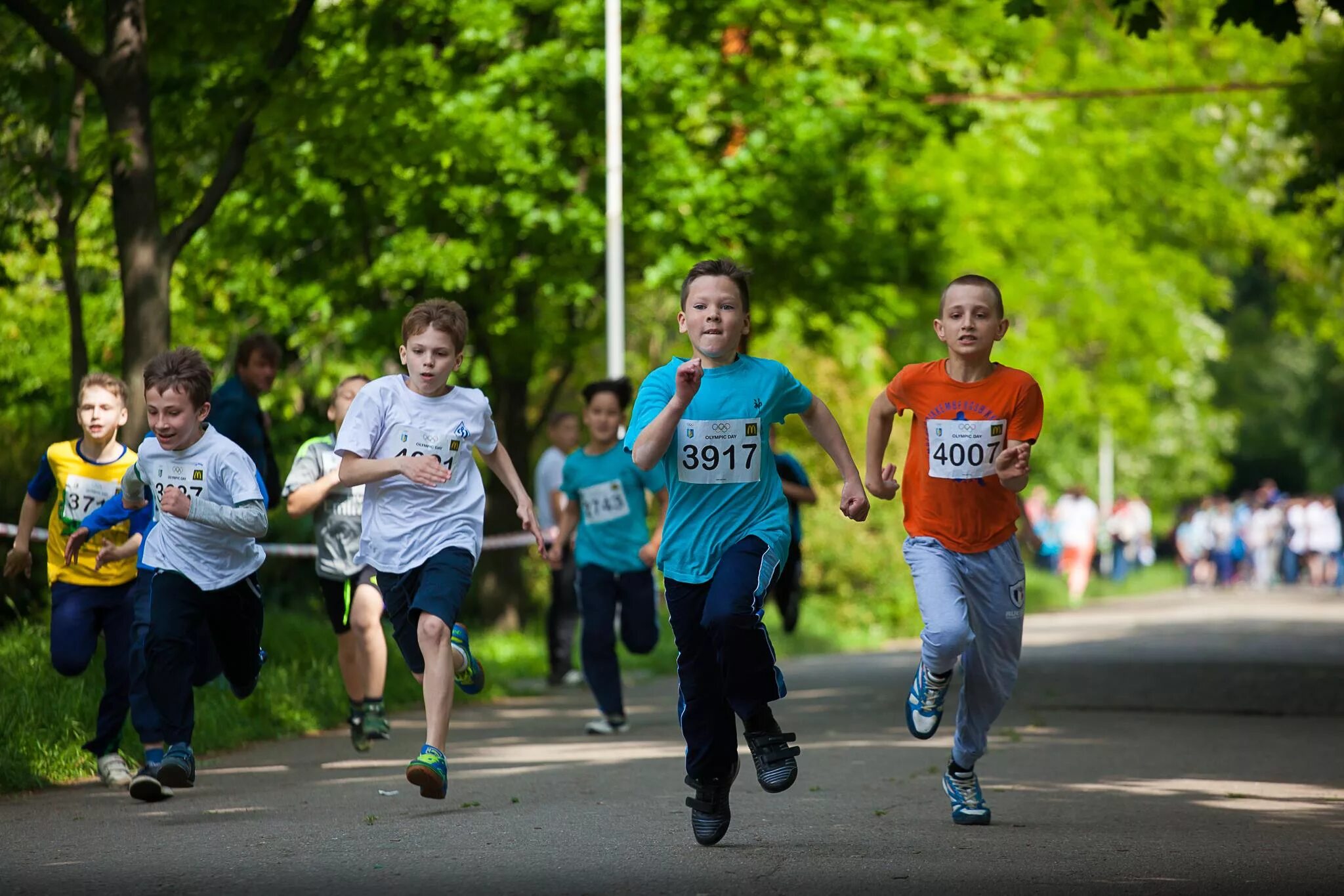 Дети бегают по школе. Школьники на перемене. Дети бегают. Школьники бегают медленно. Дети бегают в парке.