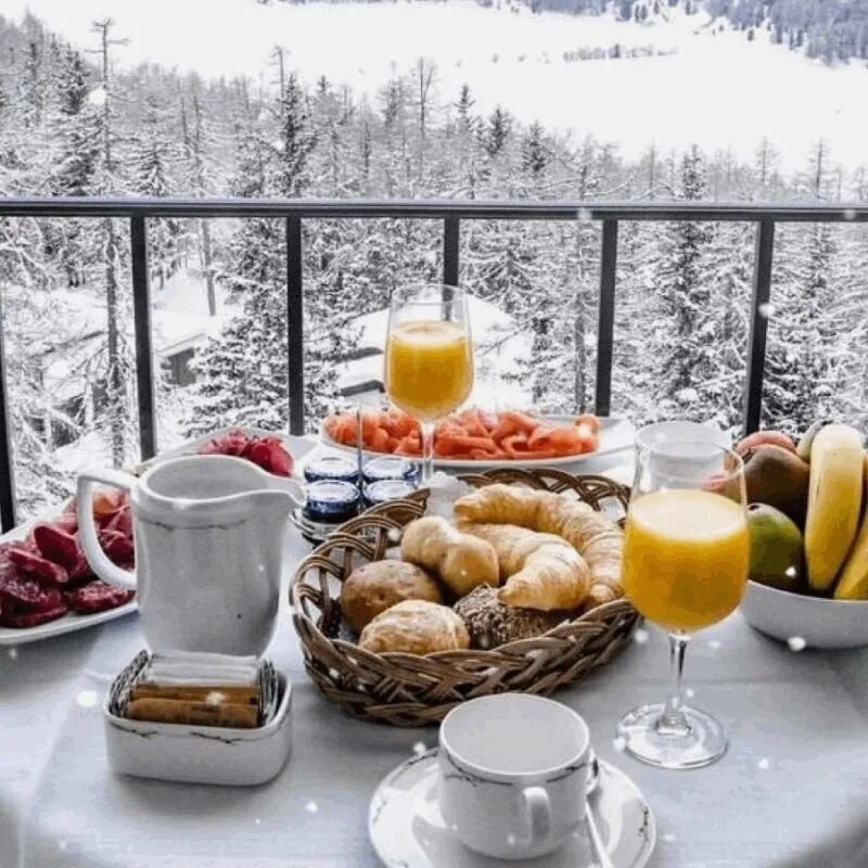 Зимний завтрак. Зимний завтрак на природе. Завтрак на снегу. Утренний зимний завтрак. Завтрак зимой фото