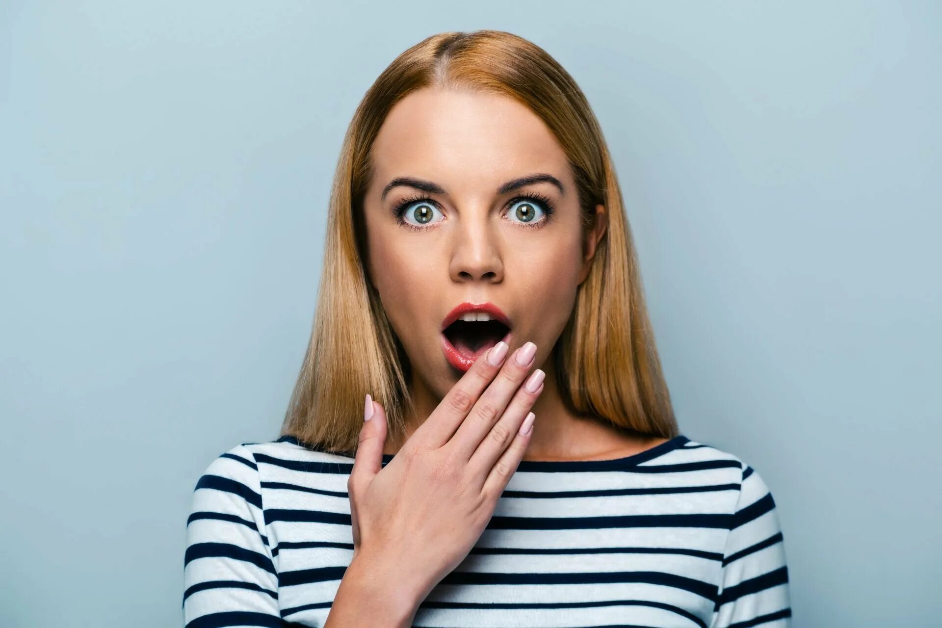 Девушка удивлена. Девушка удивляется. Девушка была в шоке. Испуганная блондинка. Женщина удивление.