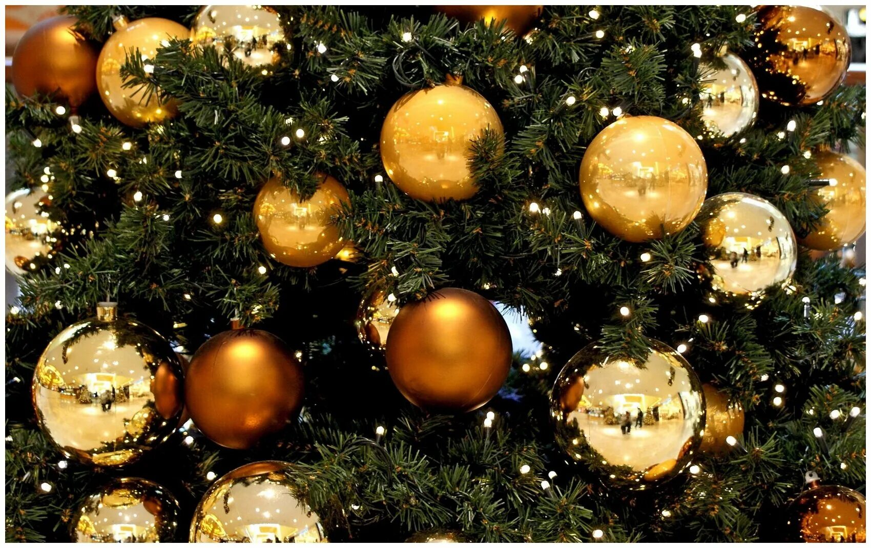 новогодние шары на елке. новогодний шар. новогодняя елка. елка с игрушками. шарик новогодний.