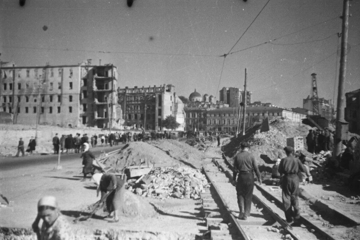 Что было восстановлено после войны. Киев после войны 1945. Восстановление Москвы после войны 1945. Киев после войны восстановление 1945. Восстановление Минска после Великой Отечественной войны.