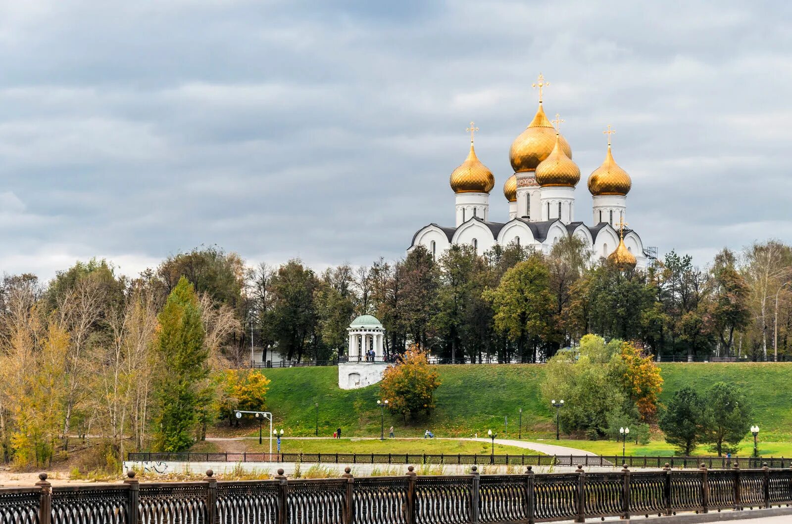 Набережная ярославля ночью. Парк стрелка ярославль. Ярославль центр города. Ярославль центр города. Ярославль обзорная экскурсия.
