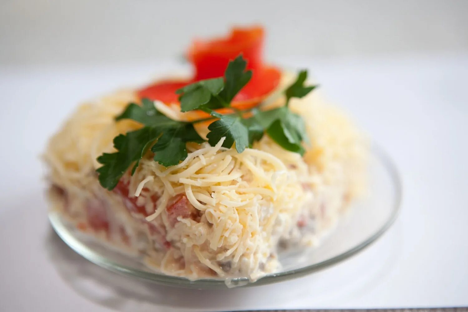 русская красавица сала. салат русская красавица с ветчиной помидором. салатик «русская красавица». Francuski salat. салат русская красавица классический с курицей.