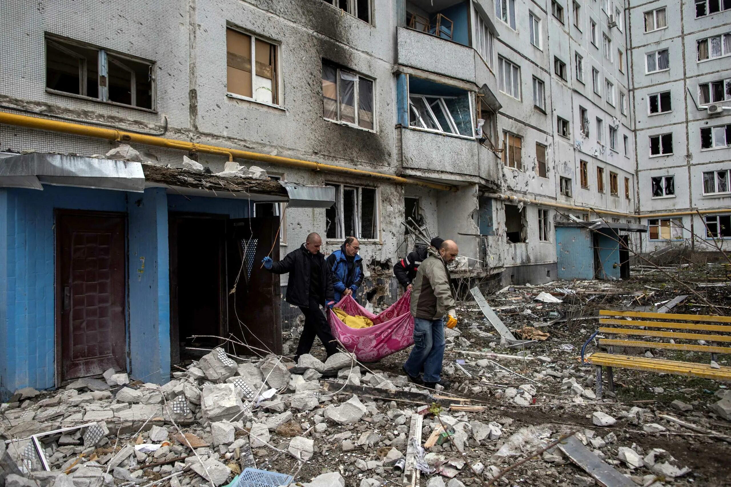 Потери мирных жителей. Украина после войны. Киев после бомбежки. Дом после бомбежки.