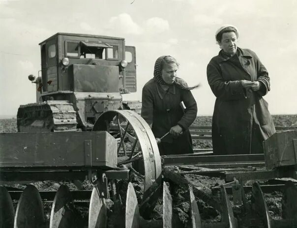 Женская тракторная бригада в ссср. Женщины трактористки в годы Великой Отечественной войны 1941-1945. Сталинец-80 трактор. Куженер музей трактористки женщины 1941. Пластов трактористки 1943.