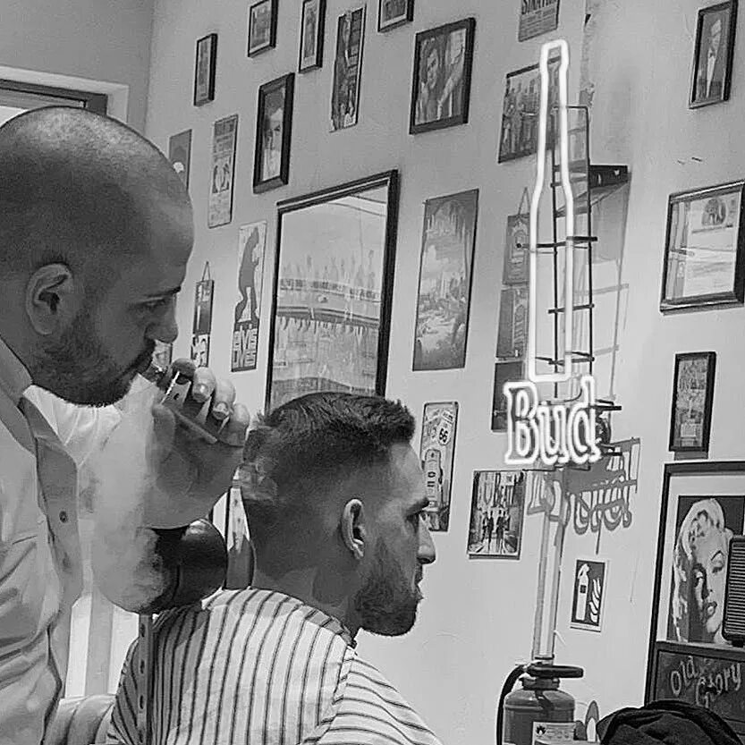 бритва станок для головы барбера. титова 60 махачкала. стрижка у барбера профессиональное фото черно белое.