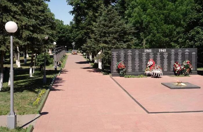 Тиргартен парк мемориал. Памятник чижовский плацдарм в воронеже. Мемориал мучеников чанаккале. Братская могила чижовский плацдарм. Мемориальный комплекс вентури.