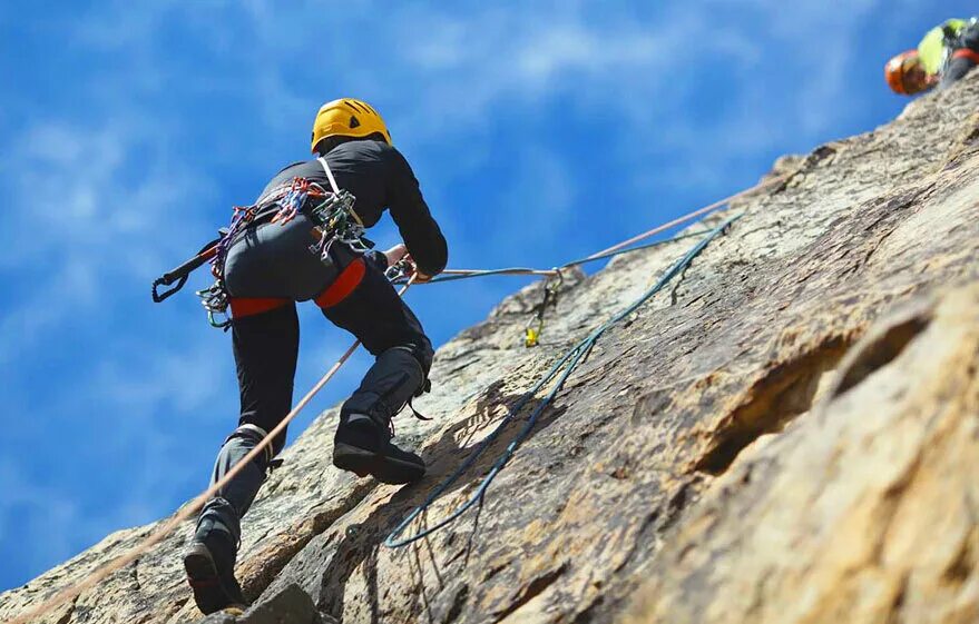 Альпинизм летом. Альпинизм и скалолазание. Скалолаз. Альпинист на скале. Climb picture