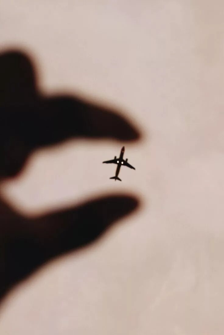 Самолетик на руке. Маленький самолетик. Самолет на аву.